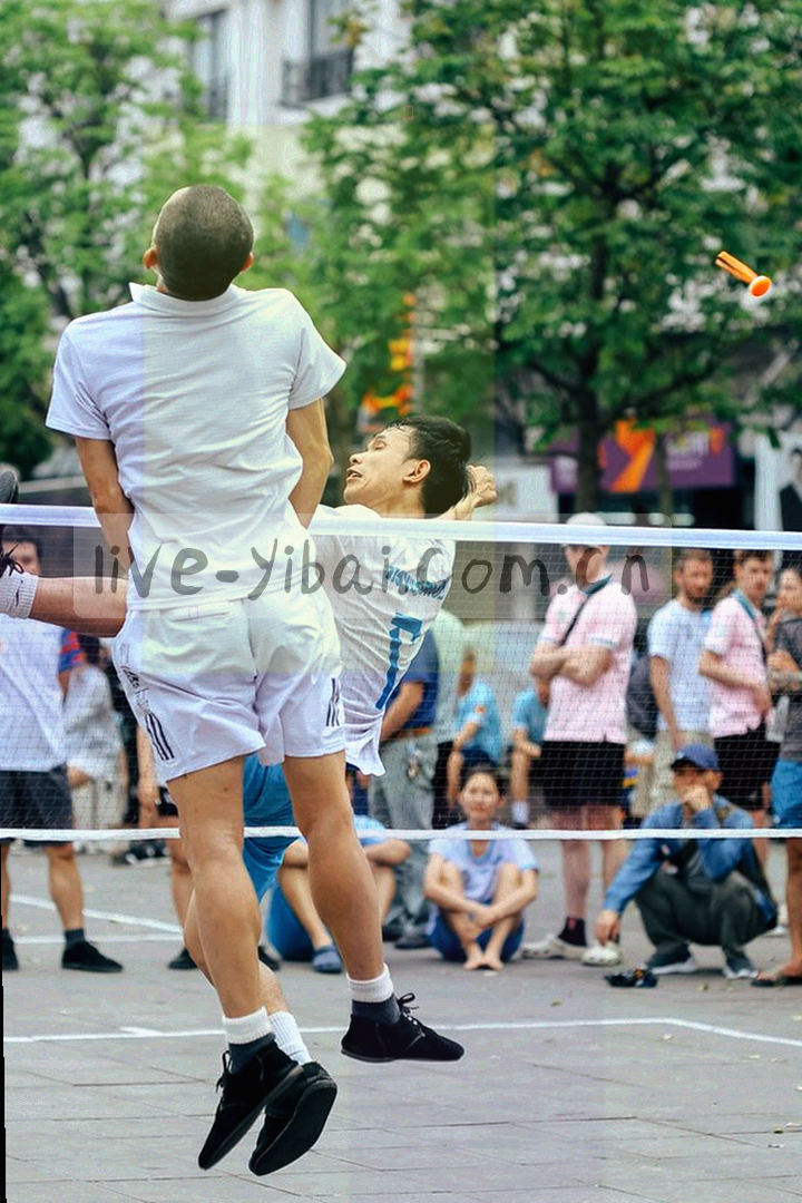 手持移动设备屏幕显示赛程与回放进度，荧光青高亮